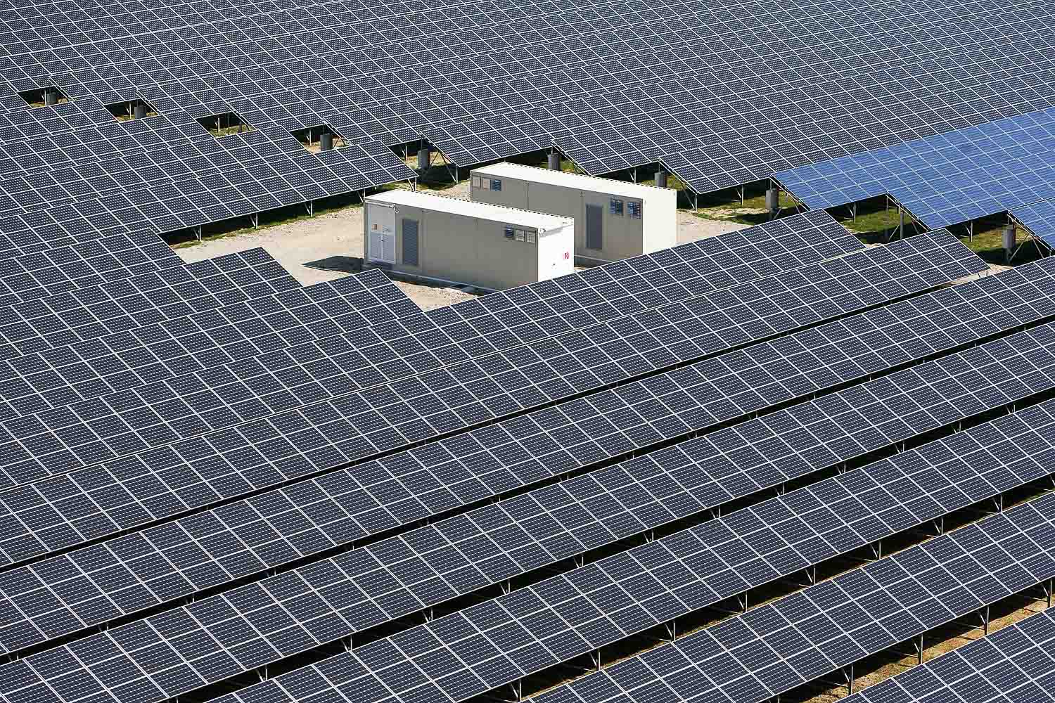 Impianto produzione energia sole rinnovabile verde sostenibile pannelli solare centro controllo Valenza Fornace