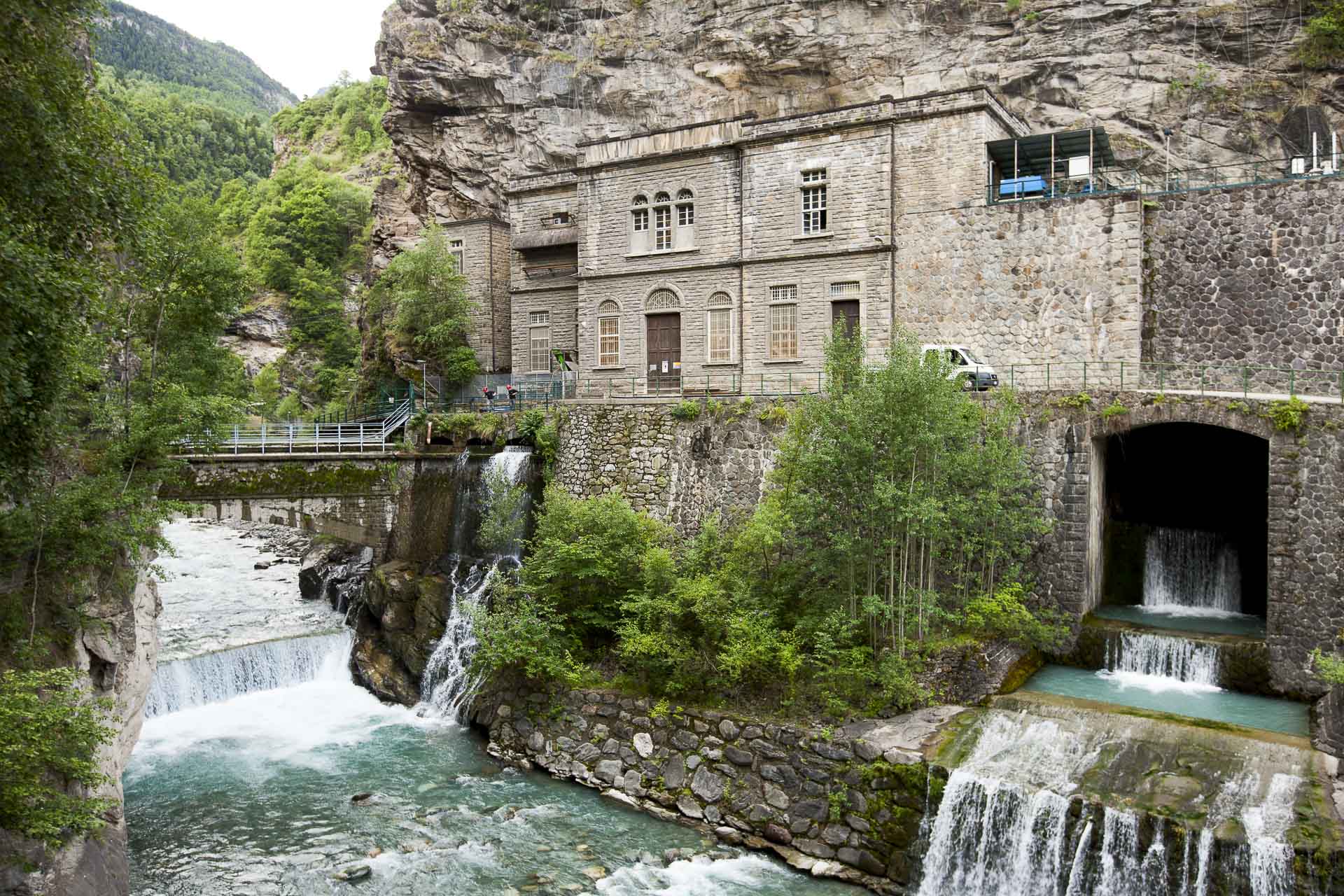 Centrale idroelettrica ad acqua fluente per energia pulita Grand Eyvia